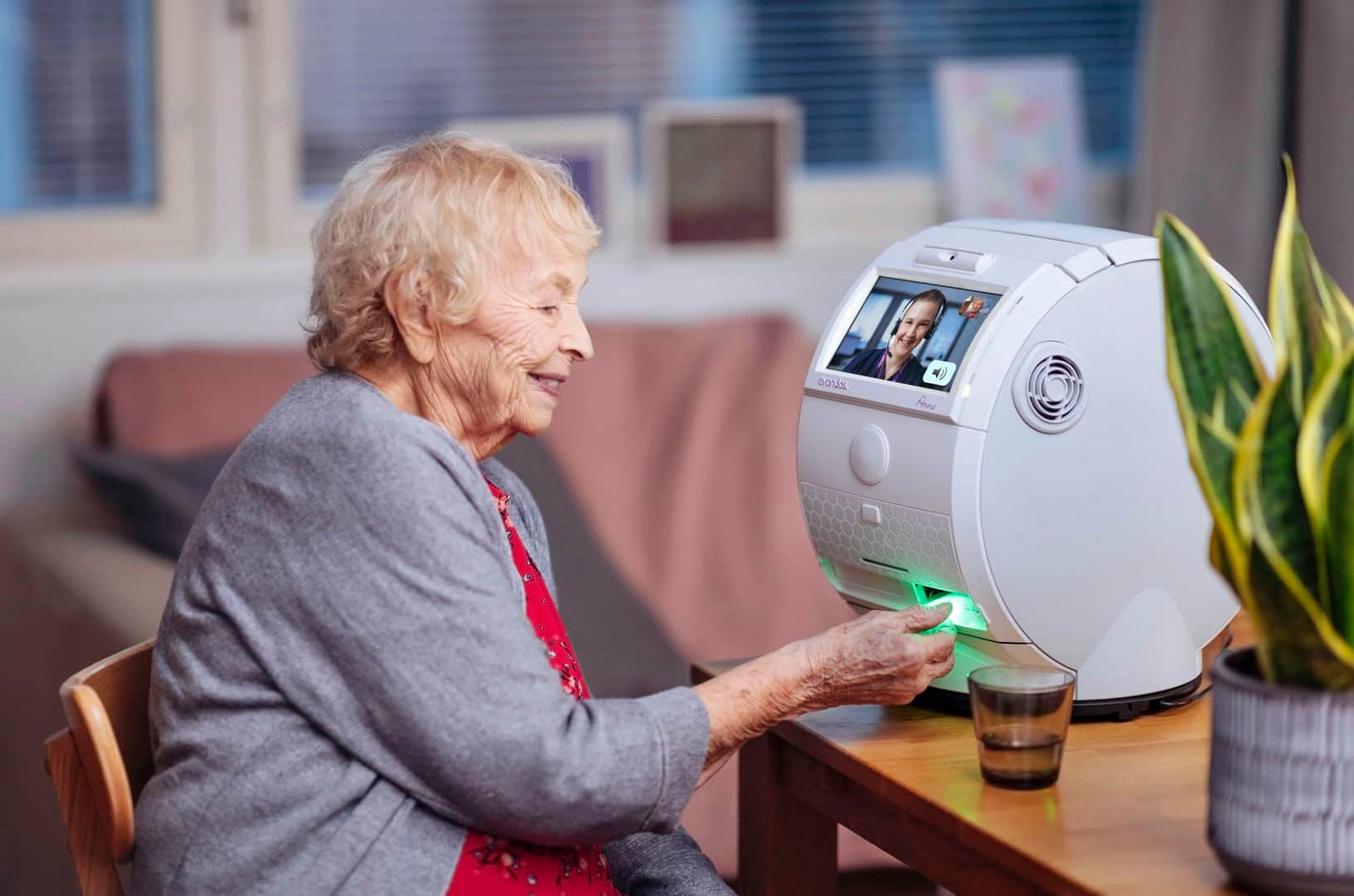 Evondos-Anna-and-lady - Ikram Bechari